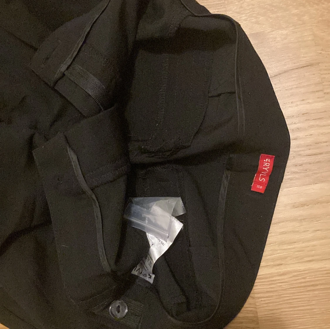 Svarta bootcut byxor från RYVLS - 4