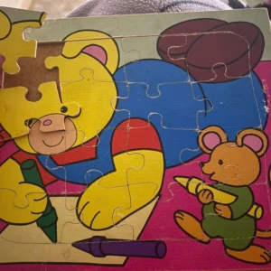 Bamse och Lilla Musen - Pussel i trä - En färgglad trä pussel med Bamse och en liten mus som ritar tillsammans. Perfekt för  barn som gillar pyssel och djur.  Pussel kombinerar lek och lärande på ett roligt sätt!