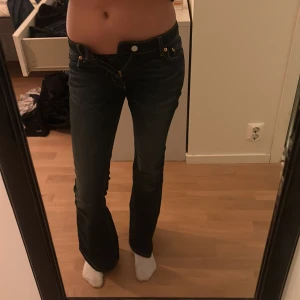 Weekday Flame Low Flared Jeans W24 L32 - Säljer ett par mörkblå Weekday Flame Low Flared jeans, lågmidjade och bootcut. Storlek 24/32. Lite för korta för mig som är ca 168 cm. Skriv för mer detaljerade bilder!🥰🥰