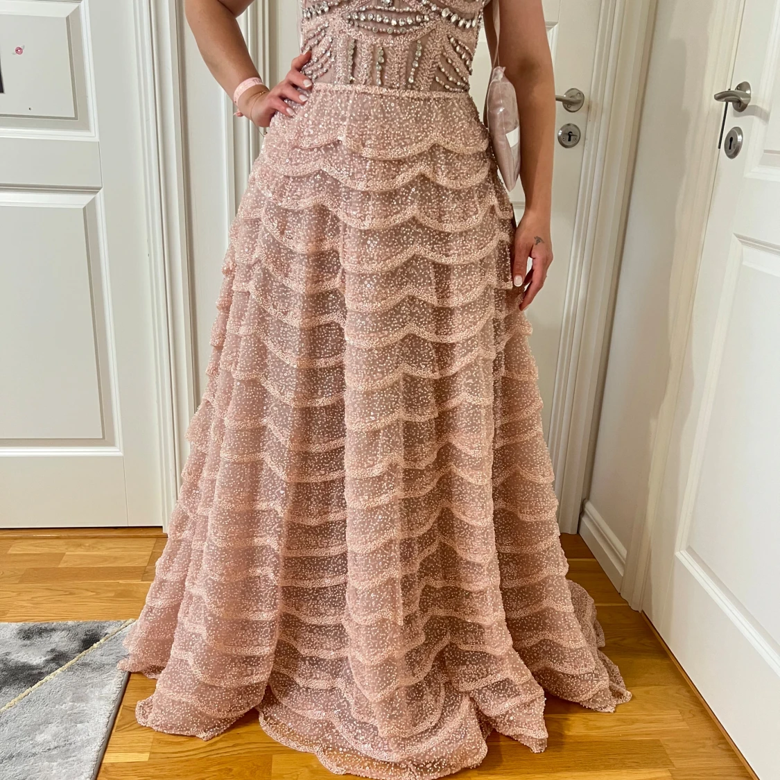 Champagnefärgad glittrig balklänning