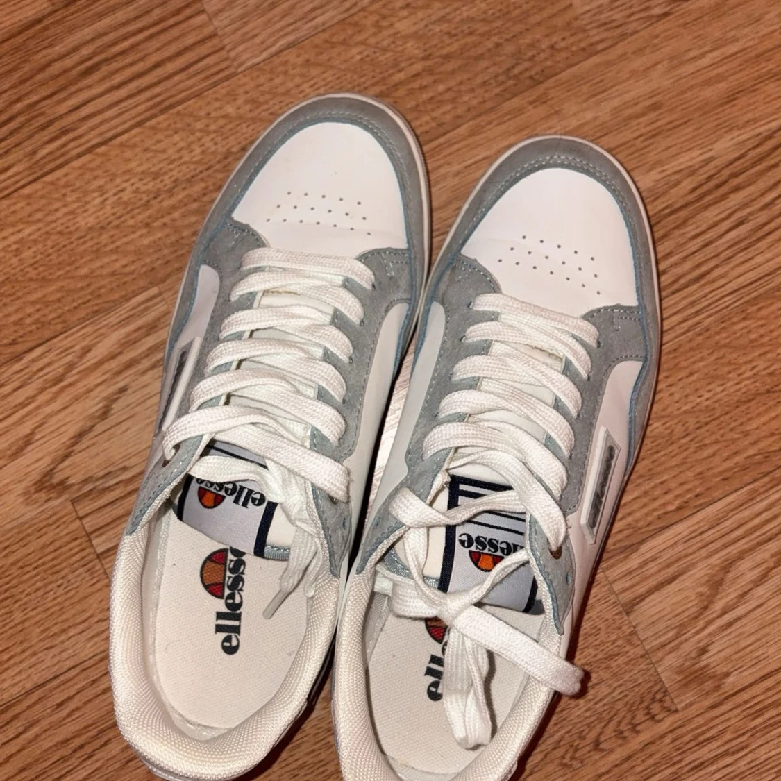 Vita och grå sneakers från Ellesse - 1