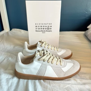  Maison Margiela Gats -  Säljer nu ett par stilrena Maison Margiela gats som är perfekta för lite kyligare dagar. Skostorlek 42 och insulans mått är 26 cm. 0bs lnte 0rglnal, men mycket bra kvalitet. Pris kan diskuteras vid snabb affär😊