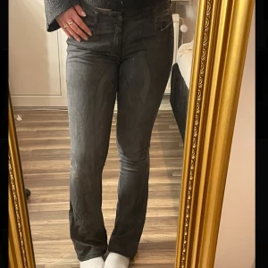 Mörkgrå bootcut jeans - Snygga mörkgrå jeans från diesel, lite konstiga streck på byxorna ingen aning vad det är går säkert att tvätta bort, inget som har spillts på dom men därav billigt pris!Endast använda en gång!!