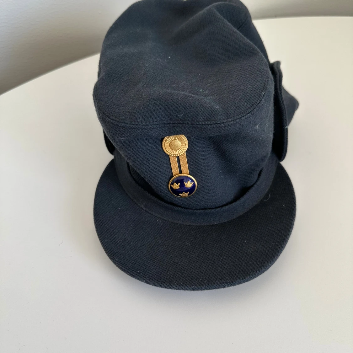 Mörkblå militärkeps med emblem - 1