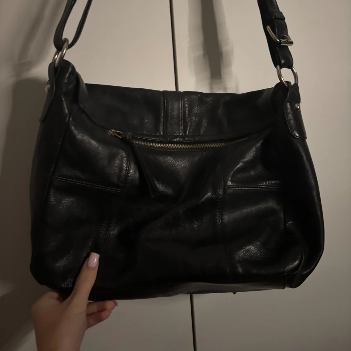 Rymlig läderväska  - 1