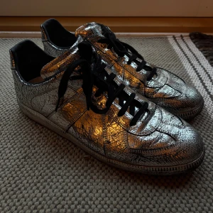 Maison Margiela Gats - Maison Margiela Gats - Broken Mirror, Just nu 690$ på MM’S hemsida. Storlek 45. Ju mer du använder de, desto svartare blir de. Har kvitto och äkthetsbevis. Skriv till mig om du undrar något ✅✅✅