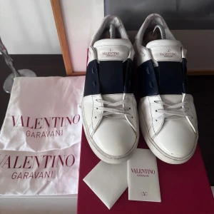 Valentino Opens - Säljer nu dessa extremt feta Valentino opens i storlek 43! Cond 8,5/10. Box, 2 dustbags, extra par skosnören, kort från valentino följer med, det som saknas är kvittot. Skorna är i väldigt fint skick vilket bilderna visar. Perfekt vintersko för dig som inte vill bära mocka när det snöar! Snabba och enkla affärer prioriteras i vanlig ordning!