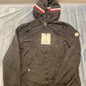 Moncler Windbreaker - Hej! Säljer min Moncler windbreaker eftersom den är för liten. Storlek M men sitter mer som en S, nfc funkar, personen i bild är ungefär 187. Priset är inte hugget i sten och jag är öppen till byten! Om ni har frågor så är det bara att skriva.