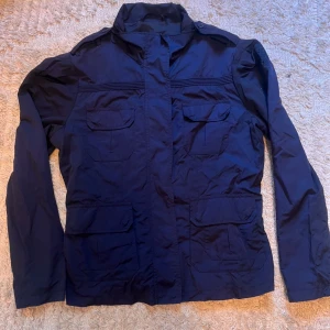 Mörkblå vindjacka från Erich Fend - Field jacket från erich fend, nytt skick, storlek M men den sitter liten så storlek S. börjar med 600kr 