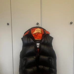 J Lindeberg väst - En stilren J Lindeberg väst som e tjock och härlig. Perfekt nu till kallare väder så man slipper frysa.