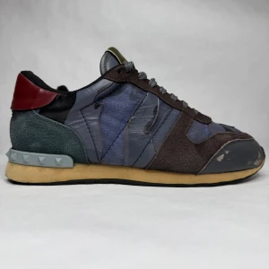 Valentino Rockrunner  -  Jätte feta Valentino Runner i storlek 43. Bra skick 7/10. Inga stora skador eller likande. Hör av dig vid frågor eller funderingar.