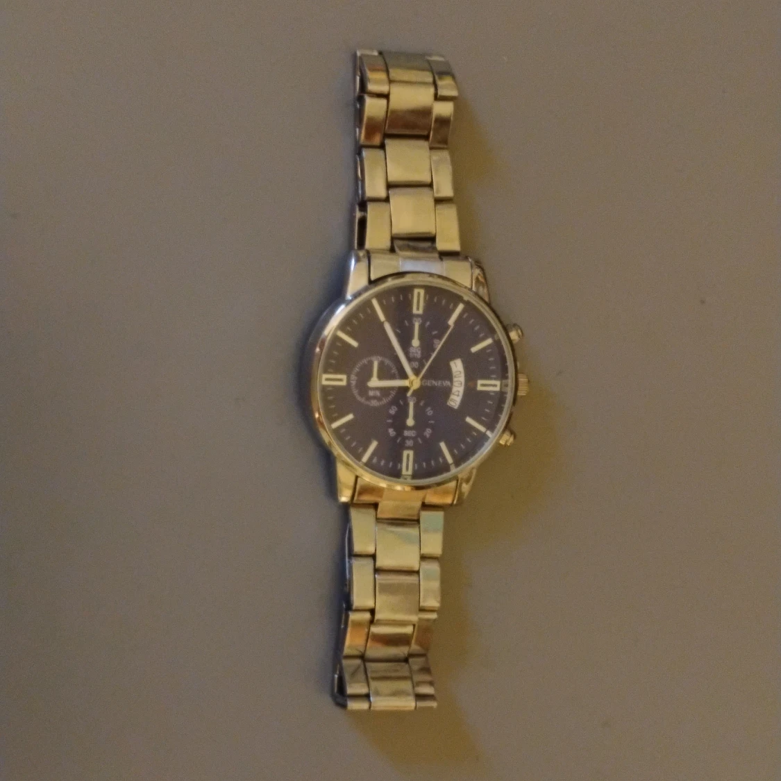 Silverfärgad klocka från Geneva