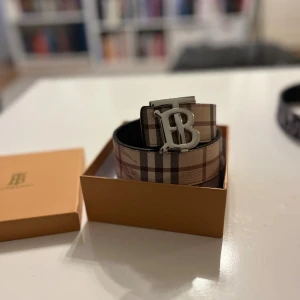 Burberry bälte - Ett snyggt dubbelsidigt burberry bälte till ett bra pris st 110cm. Pris går att diskutera
