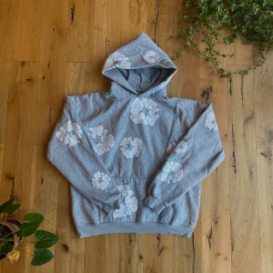 Denim Tears Hoodie - Säljer denna snygga Denim Tears hoodien i grå, då den inte kom till användning. Skick 10/10 har använts en gång. Skriv pm innan köp. Pris ej spikat i sten vid snabb affär. Skicka gärna meddelande om någon fundering / bild. 😁