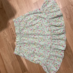 Blommig kjol från Vero Moda - Aldrig använt 