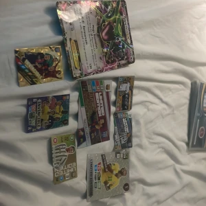 Samling av fotbollskort och Pokémonkort - Cool samling med limited edition fotbollskort från FIFA 365, inklusive stjärnor som Messi, Ronaldo och Neymar, samt ett stort Rayquaza EX Pokémonkort. Perfekt för dig som älskar sport, samlarobjekt och vill ha något unikt i din samling!