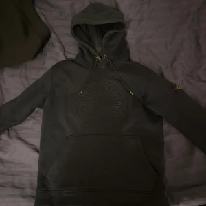 Stone Island hoodie - Hej jag säljer min stone Island hoodie som är för liten. Riktigt snygg och bra skick, skriv privat vid funderingar!