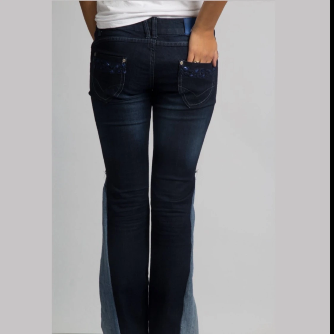 Mörkblå bootcut jeans med detaljer - 1