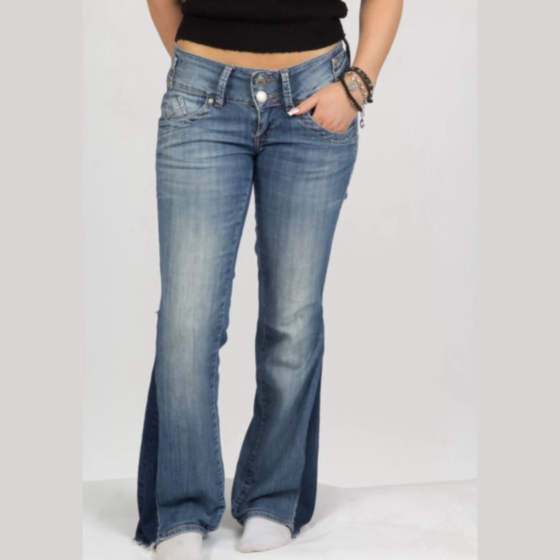 Blå bootcut jeans med detaljer