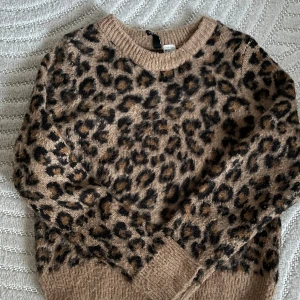Leopard tröja - Tröja från H&M!! Man ser att den är använd då den är lite nopprig, annars inga fel. Använd köp nu 💗