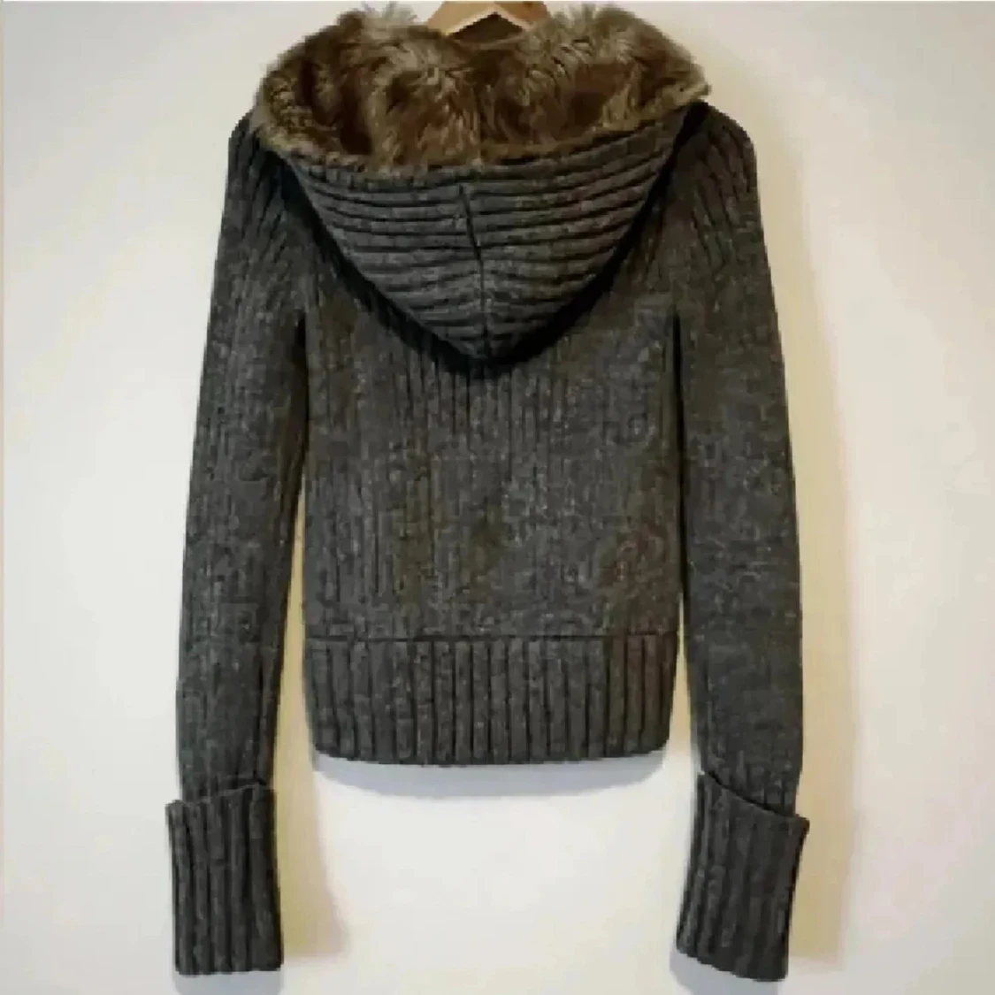 Grå stickad hoodie kofta med fuskpäls