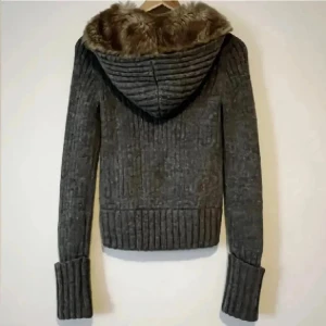 Grå stickad hoodie kofta med fuskpäls - BARA SERIÖSA KÖPARE PLS! Säljer en grå stickad kofta med dragkedja och fuskpäls i luvan. Använd ett fåtal gånger så i bra skick. storlek S. Använd gärna KÖP NU om du vill köpa.