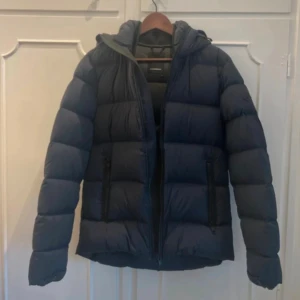 J lindeberg dunjacka  - J lindeberg dunjacka i mycket bra skick storlek S. Hör av dig vid frågor 