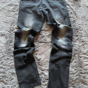 Lee jeans  - Svarta jeans med snygga slitningar. Passformen är slim, storlek 31:32, sista bilden är en liten snygg slitning vid knät. Pris kan diskuteras vid snabb affär🤝