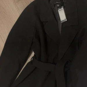 veromoda kappa - drömmig, länge efterfrågad populär kappa aldrig använd hann inte retunera (sista bilderna är hur den sitter på) köpte för 750kr PASSAR M OCH S men är i L