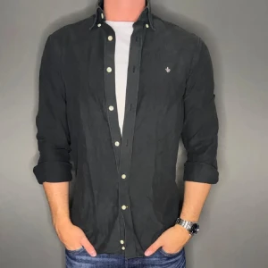 Morris skjorta  - Morris skjorta size L I grymt skick, säljer för att jag behöver pengar men den är väldigt värd pengarna