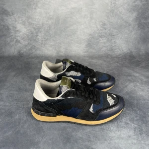 Valentino rockrunner - Skick: 8/10, lätt använda, inga defekter. | Ingår: Bara skorna. | Nypris: +- 7000 SEK.