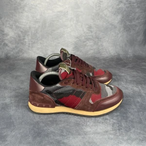 Valentino rockrunner - Skick: 8/10, lätt använda, inga defekter. | Ingår: Bara skorna. | Nypris: +- 7000 SEK.