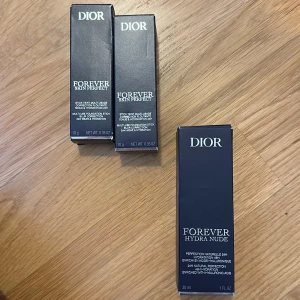 Dior Forever foundation och stick - Säljer tre exklusiva sminkprodukter från Dior: två Forever Skin Perfect multi-use foundation sticks (10g) och en Forever Hydra Nude foundation (30ml). Alla kommer i snygga mörkblå förpackningar med silvertext. Hydra Nude är berikad med hyaluronsyra för extra fukt.   300 st eller bättre pris för alla 3 har andra färger.