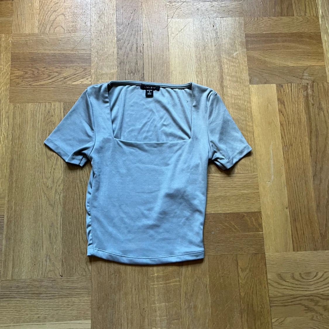 Grå croppad topp med fyrkantig ringning - 1