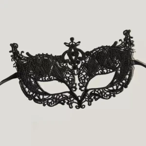 Svart spetsmask maskerad  - Säljer en svart maskeradmask i spets med snygga detaljer och elegant form. Masken har band att knyta bakom huvudet och passar perfekt till maskerad eller temafest. Ger en mystisk och cool look.