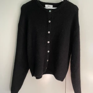 Svart kofta i ullmix från Gina Tricot - svart kofta från Gina Tricot i ullblandning. passar mig som har S/M. väldigt lite använd 