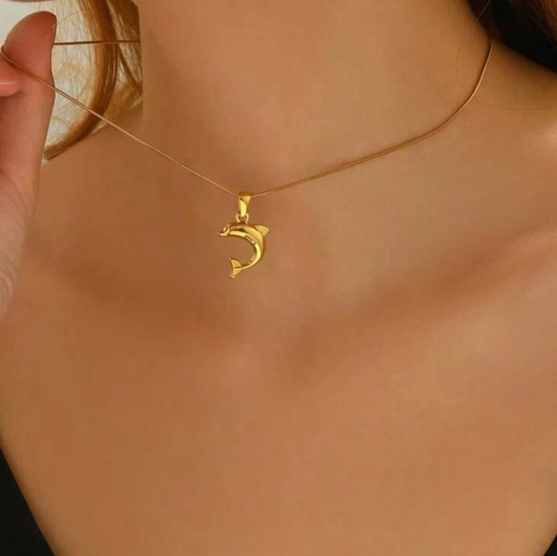 Guldigt halsband med delfinberlock - 2