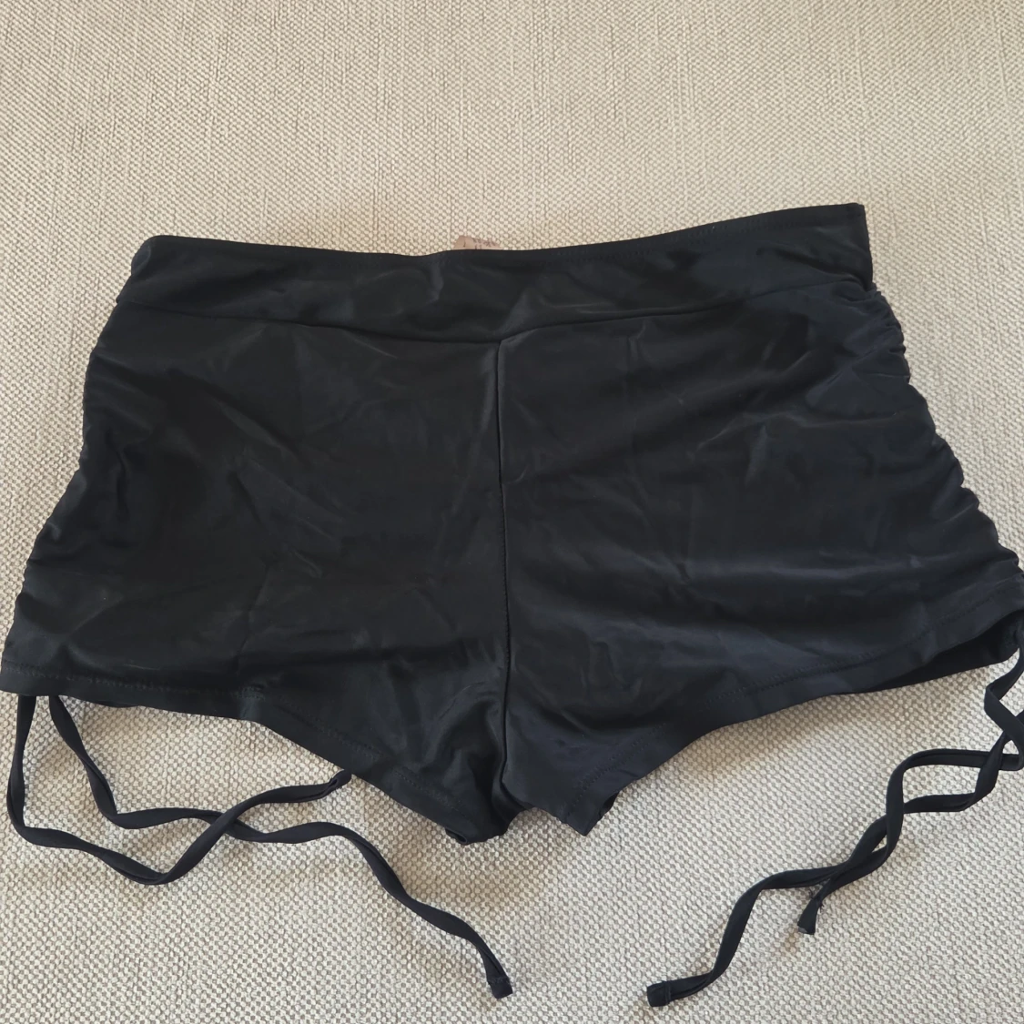 Svarta shorts med snörning i sidan - 1