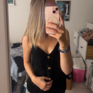 Linne - Jätte fint lite mer festligt linne, typ i nyskick, använd fåtal gånger. Storlek L men passar mig som har S bra.🥰används ej så hoppas nån annan kan få användning för de.