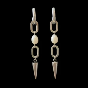 Kedjeörhängen med pärla och spikes - Finns även i guldfärgad variant. Priset avser ett par örhängen.  Material: rostfritt stål Längd: ca 35 mm Nickelfria och handgjorda.