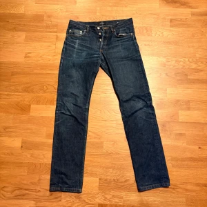 A.P.C. New Standard Selvedge jeans 29 - Säljer ett par klassiska A.P.C. New Standard jeans i Selvedge Raw denim. Modellen har raka ben, knappgylf och snygga kontrastsömmar. Tvättade 2 gånger och är nu för små. Riktigt snygga slitningar och fades och de kommer fadeas mer med framtida tvättar. W 29 (APC sizear ned) L 32