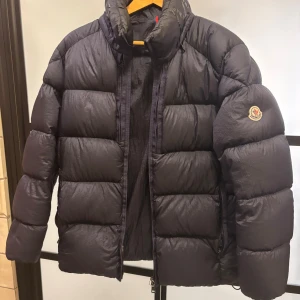 Moncler Cevenne - Size 1 , skick 7/10, två små hål och ena flärpen på dragkedjan borta. Men funkar felfritt. Man märker inte hålen. Nypris 15 000kr. 