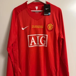 Manchester United - Cristiano Ronaldo fotbollströja - Lag och säsong: Manchester United hemmatröja 2007/2008 Long sleeve (UCL Final 2008) Namn: Ronaldo #7 Storlek: L Skick: Oanvänd med lapp kvar. Reprint
