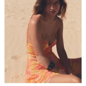 Tunn klänning Zara - Klänning från Zara, har aldrig använd den och den finns ej kvar att köpa längre 🤗