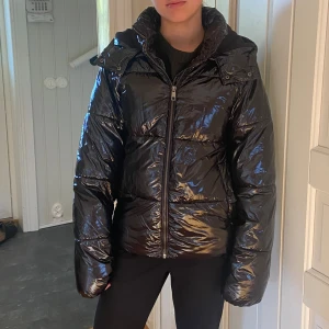 Nelly jacka - Säljer den populära Nelly jackan!💕 storlek xxs men skulle säga att den passar xs och s också. Har fått lite slitage på slutet av ärmarna, men inget som märks. Tveka inte att höra av dig om det finns frågor 💕