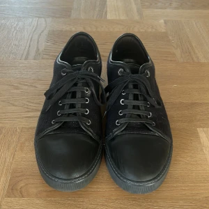 Lanvin Felt Calfskin - Storlek 8 (42) Använda en del men ändå bra skick, Mörkblå Skickas med orginalbox