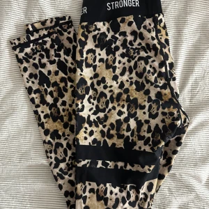 Leopardmönstrade leggings från Stronger - Snygga leopardmönstrade leggings från Stronger. Tillverkade i stretchigt material som sitter tight och bekvämt. Säljer även två andra mönster! Pris kan diskuteras 