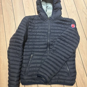 Colmarjacka i nyskick  - Jättefin lightweight Colmarjacka säljes i nyskick.  Den tunnare modellen som passar vår/sommar/höst. Ankdun. Storlek: 16Y/172 cm(passar längd 165-175 ca), motsvarar damstorlek 38/40. Mörkblå med ljusblått innerfoder.