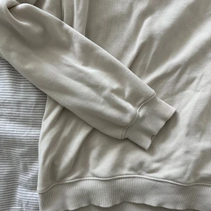 Beige sweatshirt från Monki XS - Enkel och stilren beige sweatshirt från Monki i storlek XS. Tröjan har rund hals, långa ärmar och ribbade muddar vid ärmslut och nederkant. Perfekt för en chill och avslappnad look. Pris kan diskuteras 