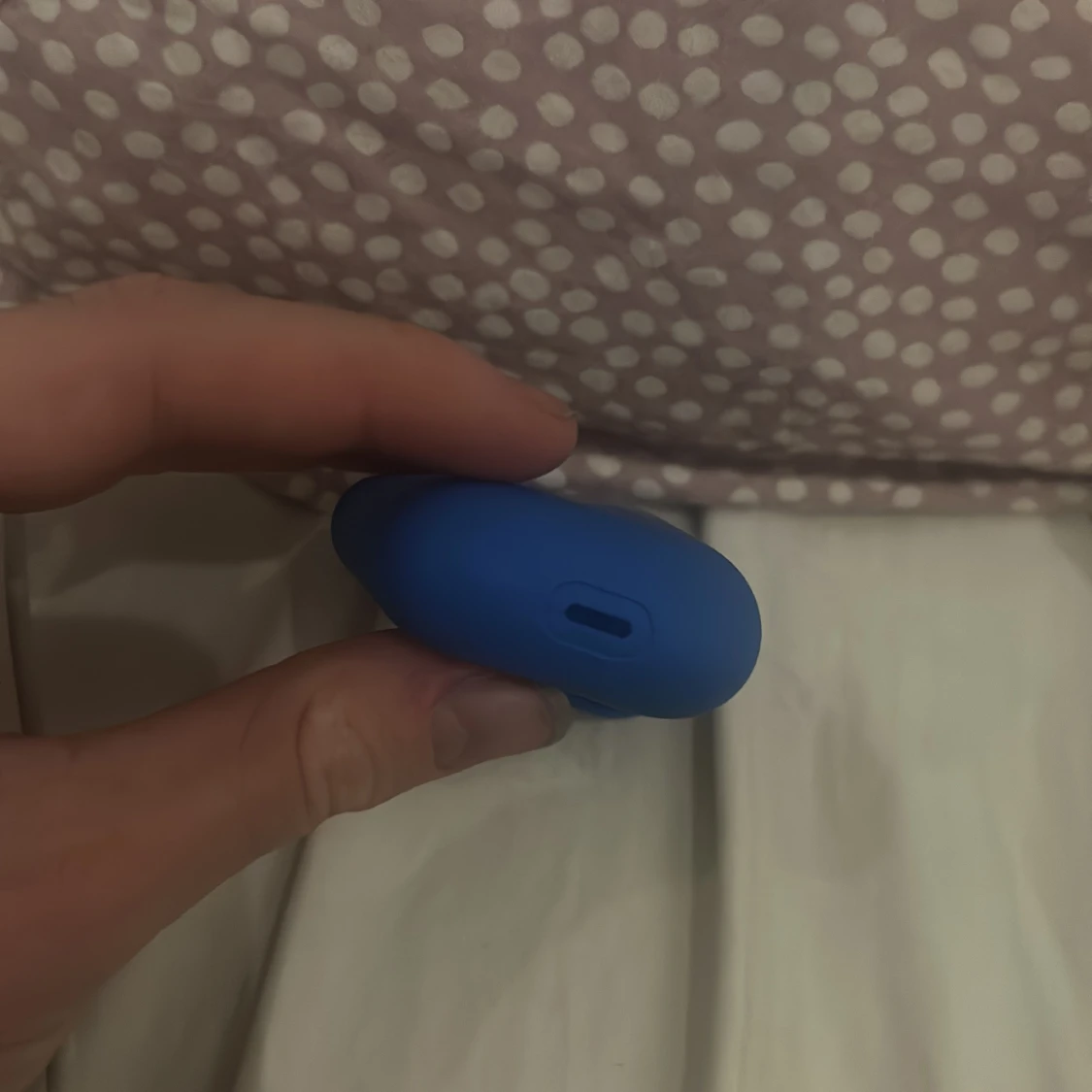 AirPods med blått silikonfodral - 1